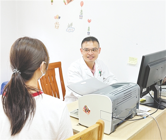 范鲁为来访者疏导情绪。