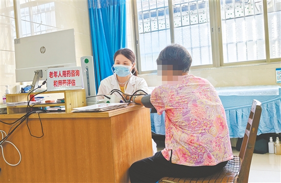 苏鈺云细致地为患者调整用药，并答疑解惑。