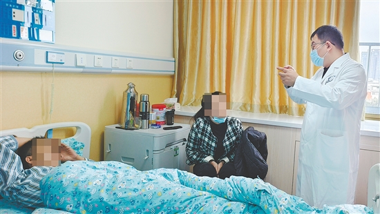 张钦华为患者和家属讲解病情。