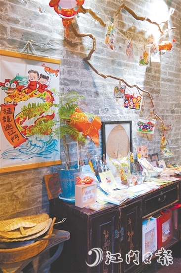 “黄家巷9号咖啡”店内展示了各种五邑文创产品。