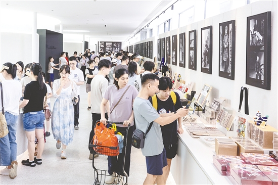 位于开平市塘口镇的先锋天下粮仓书店游人如织。