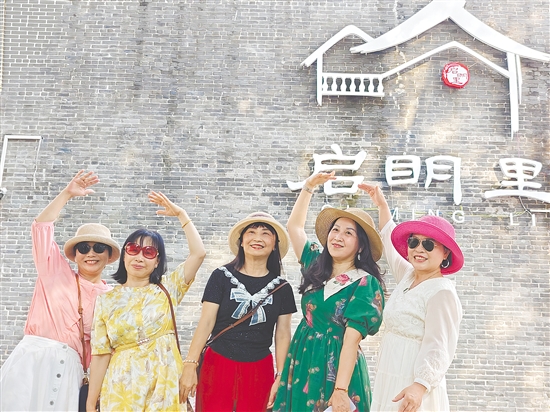 不少游客趁着假期前来蓬江区启明里游玩打卡。