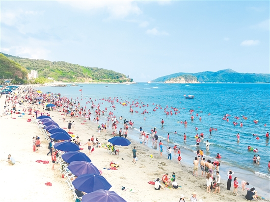 夏日炎炎，不少游客来到台山市川岛镇川山群岛冲浪消暑。川岛镇供图