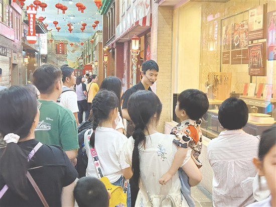中国侨都华侨华人博物馆吸引众多市民游客前来参观。