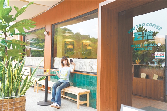 “云渡咖啡”以法式自然风为设计基调，随便一拍，都是森系电影大片的感觉。
