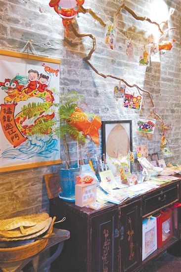 “黄家巷9号咖啡”店内展示了各种五邑文创产品。
