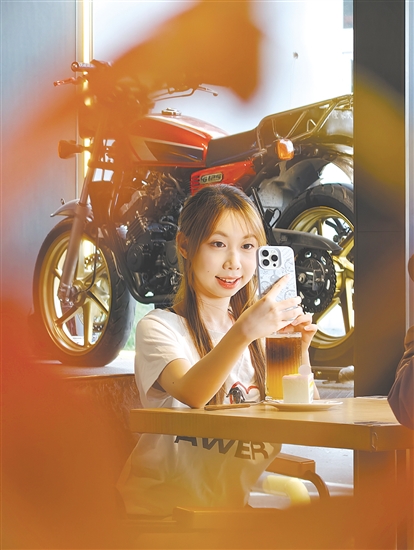 不少机车爱好者在“MORKE摩可咖啡”与经典机车合影。