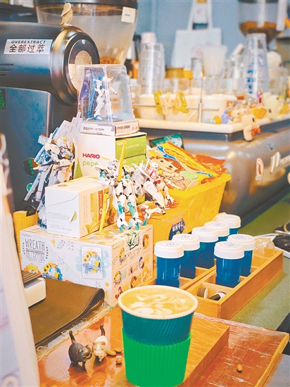 “源石珈啡”店内摆放了客人珍藏的手办，咖啡香里藏着童心与回忆。