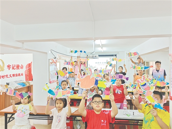 孩子们手持自制荷塘纱龙一起合照,课堂变民俗小舞台。 孩子们手持自制荷塘纱龙一起合照,课堂变民俗小舞台。