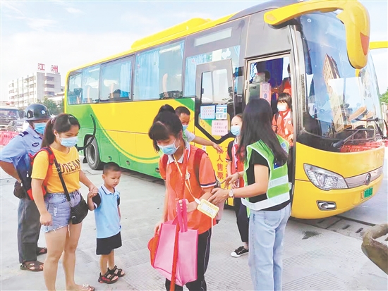 学生有序走下“定制公交”。 学生有序走下“定制公交”。