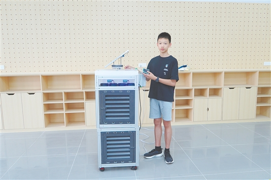 张驭和“苔藓空气质量清洁器”合影。 张驭和“苔藓空气质量清洁器”合影。