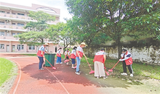 党员教师清理垃圾。 党员教师清理垃圾。