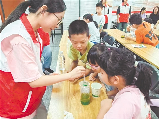 孩子们观摩“密度的秘密”科学实验。 孩子们观摩“密度的秘密”科学实验。