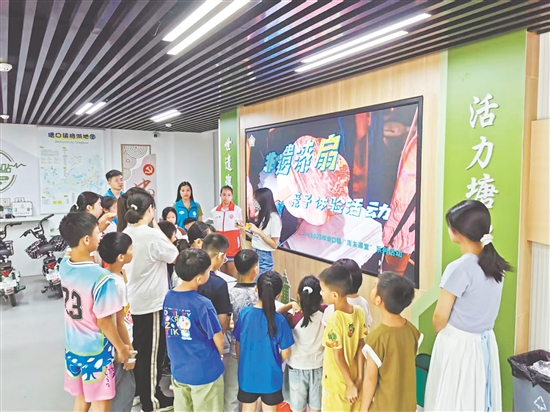 老师通过高清图片与生动讲解,带领青少年了解漆扇制作工艺。 老师通过高清图片与生动讲解,带领青少年了解漆扇制作工艺。