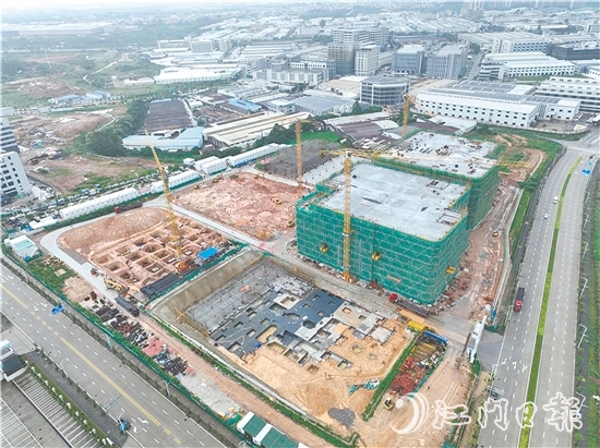 新能源动力电池智造园项目首批厂房封顶。