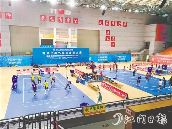参加十五运会群众比赛气排球项目的各支代表队分批次熟悉赛场。
