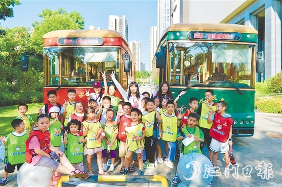台山市推出“激情十五运·全运观赛游”特色体育游路线，铛铛车成为城市中一道亮丽的流动风景线。