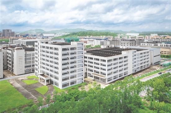 雅瑶镇坚定不移走工业强镇之路，推动省产业转移主平台（雅瑶片区）建设。