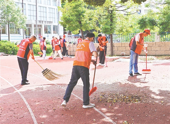 新会各校集中开展爱国卫生运动。 新会各校集中开展爱国卫生运动。
