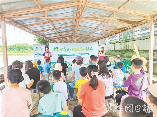 志愿者向亲子家庭讲解鸟类相关知识。