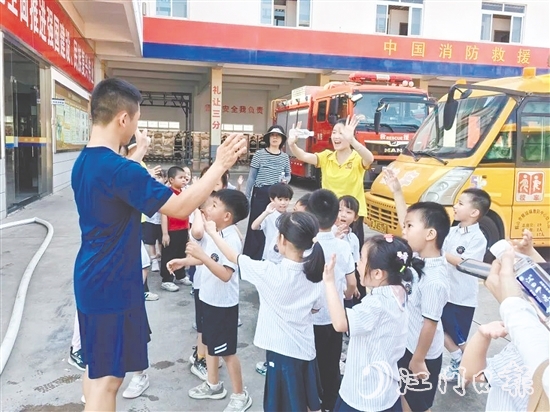 鹤山市沙坪消防救援站变身“安全学堂”。