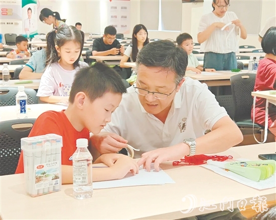 亲子家庭在沙坪街道雁山社区党群服务中心参加阅读活动。