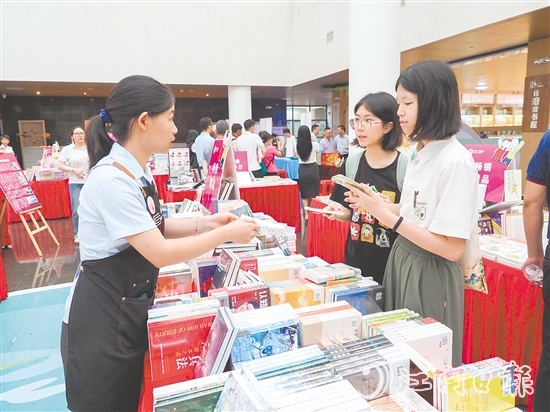 鹤山市图书馆举办图书展销及主题展活动。