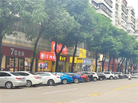 育德街临街商铺众多。
