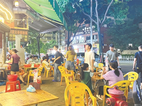 永盛路宵夜档人气旺。