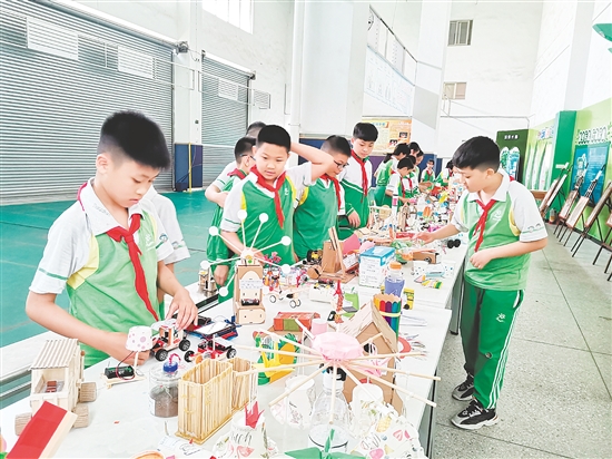 沙坪街道第三小学打造科创社团,开展丰富多彩的科创类活动,并在日常课堂中融入科创元素。 沙坪街道第三小学打造科创社团,开展丰富多彩的科创类活动,并在日常课堂中融入科创元素。