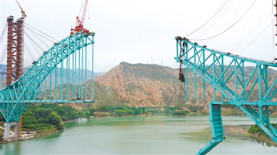 这是8月22日拍摄的川青铁路尖扎黄河特大桥事故救援现场。新华社发