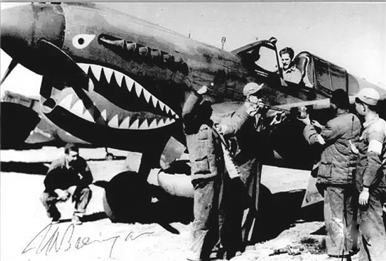 飞虎队将飞机头漆成鲨鱼头图案,以震慑日军。 飞虎队将飞机头漆成鲨鱼头图案,以震慑日军。