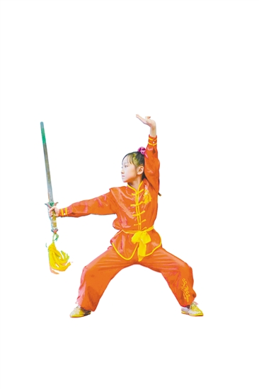 在2025年江门市第七届传统武术公开赛上，骆玥霖展示单剑套路。