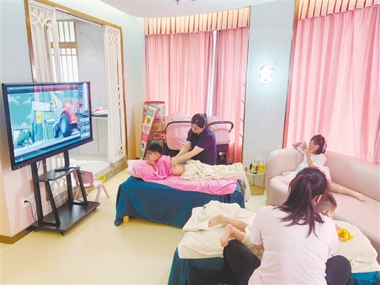 在推拿室里,专业调理师为孩子们进行推拿。 在推拿室里,专业调理师为孩子们进行推拿。