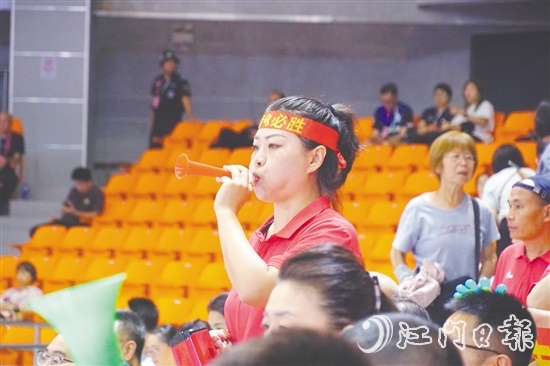 观众为支持的球队加油。
