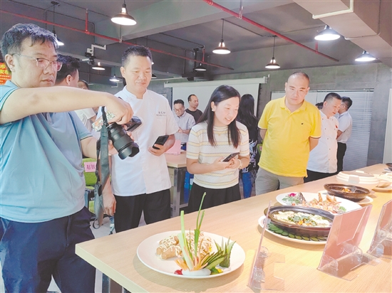 在品鉴活动现场，一道道由台山鮸鱼制成的佳肴吸引了众人目光。