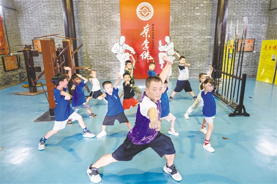 京梅村传承发展蔡李佛文化从娃娃抓起。这里是国家级非物质文化遗产蔡李佛拳的发源地，是广东省“百千万工程”首批典型村、省乡村振兴示范村。