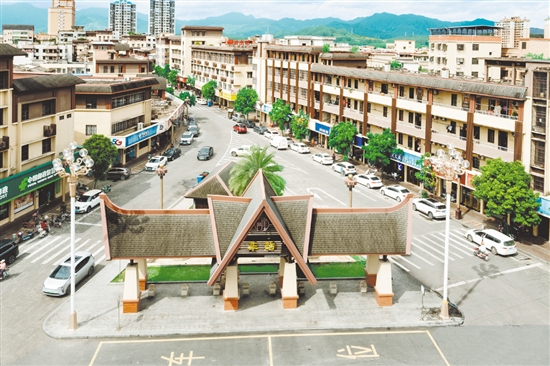 崖门文化综合街区主干道注入东南亚风情和蔡李佛文化元素，沿街建筑外立面和人行道升级改造，店面、路灯风格统一。