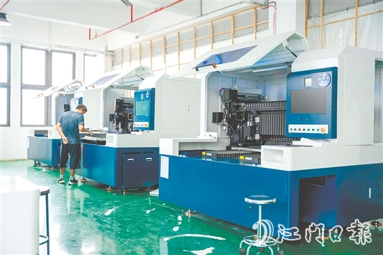 海高激光近日推出系列新产品，吸引客户前来了解。