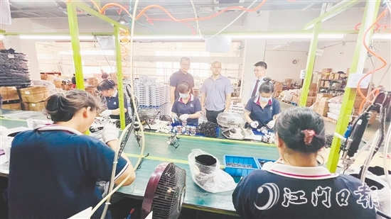 粤财普惠江门担保公司工作人员上门了解企业需求。