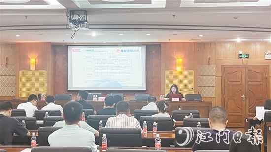 粤财普惠江门担保公司向企业宣讲金融政策。