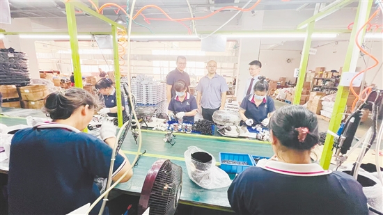 粤财普惠江门担保公司工作人员上门了解企业需求。