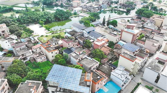 龙溪村是桃源镇屋顶分布式光伏开发试点村，龙溪村已有12户村民参与“光伏+建筑”项目。