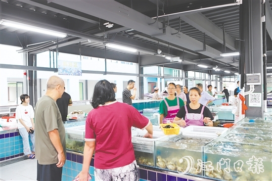 海鲜码头摊位的新鲜渔获吸引众多市民游客前来选购。 海鲜码头摊位的新鲜渔获吸引众多市民游客前来选购。