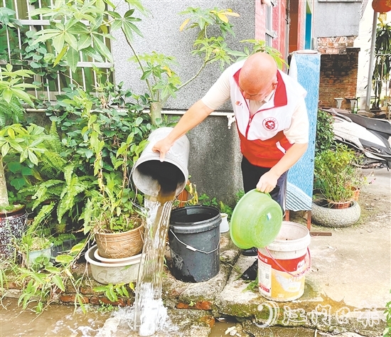 党员志愿者逐户排查积水容器等蚊虫孳生地。