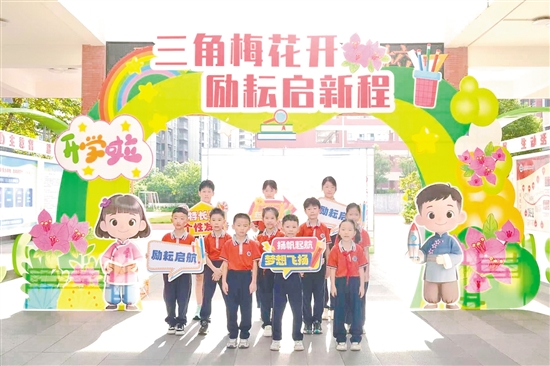 孩子们在范罗冈华盛小学门口留影，准备“心愿启程”仪式。