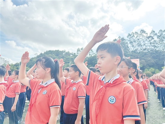 范罗冈滨江小学学生们精神抖擞迎接开学。