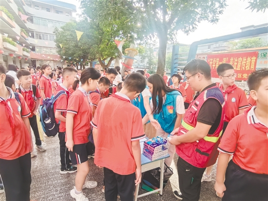 同学们在积极答题。