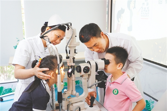 视力检查可以掌握孩子的眼健康情况。