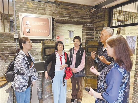 谢军威经常回到谢创故居，给来访的党员、群众讲述谢创的故事。严建广